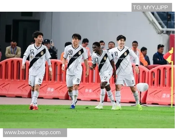 栾毅谈球队团结精神在逆境中拼搏取得宝贵一分的艰辛历程